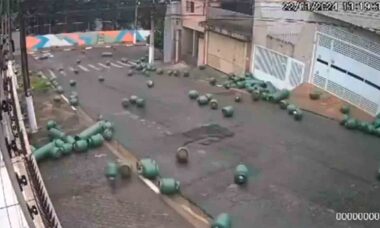 Vídeo: Botijões de Gás causam confusão em ladeira de cidade brasileira. Foto e vídeo: Reprodução Twitter