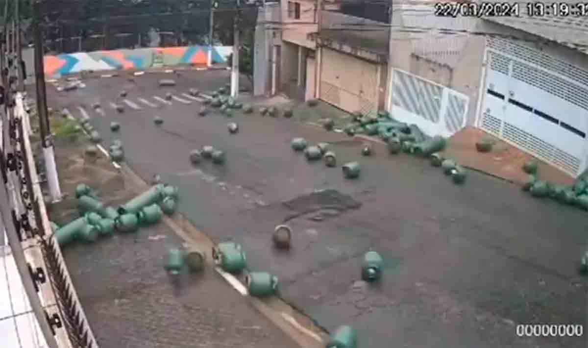 Video: Gasflaskor orsakar förvirring på en backe i en brasiliansk stad. Foto och video: Reproduktion Twitter
