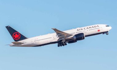 Vídeo mostra raio atingindo avião com 550 passageiros a bordo no Canadá