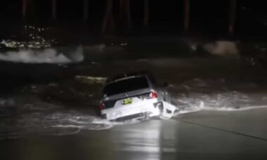 Perseguição policial termina com motorista jogando BMW no mar em Los Angeles