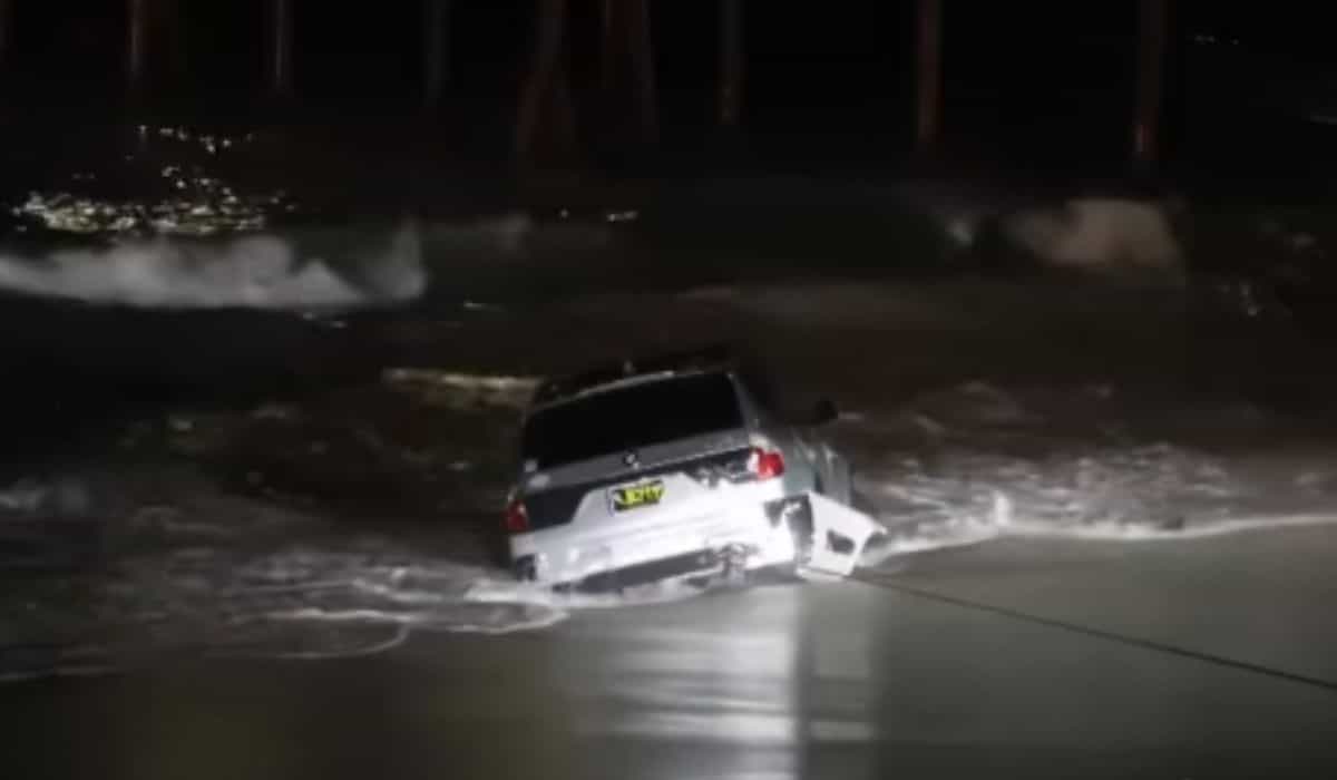 Inseguimento della polizia finisce con l'autista che getta la BMW in mare a Los Angeles