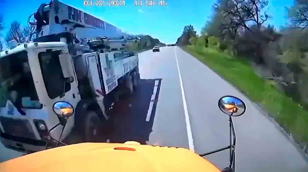 アメリカでセメントトラックが学校バスに衝突し横転 (写真：Twitter Bubblebathgirlより再現)