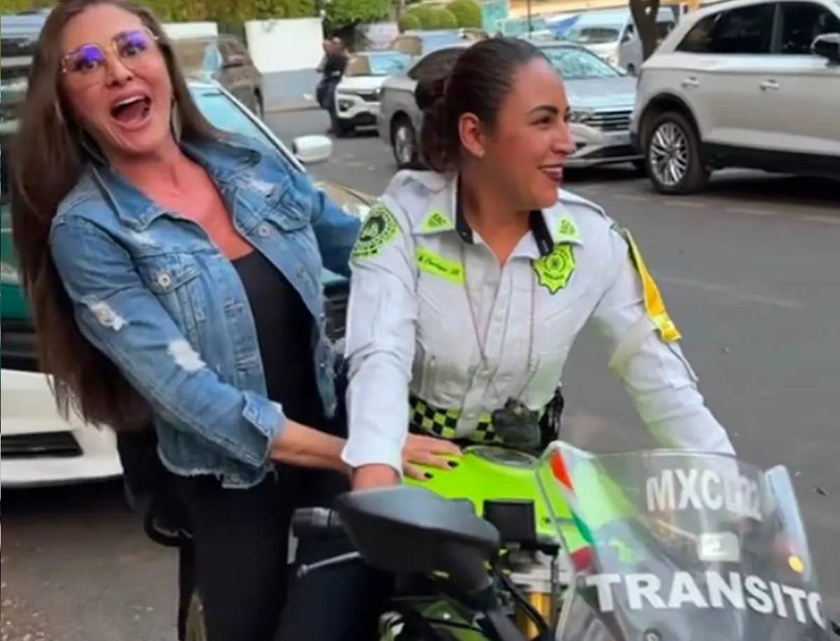 Model bekend als Francety neemt een lift met een politieagent op een motor. Foto: Reproductie TikTok @francety