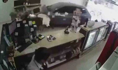 Vídeo: Carro invade loja de doces e quase atropela mulher com criança