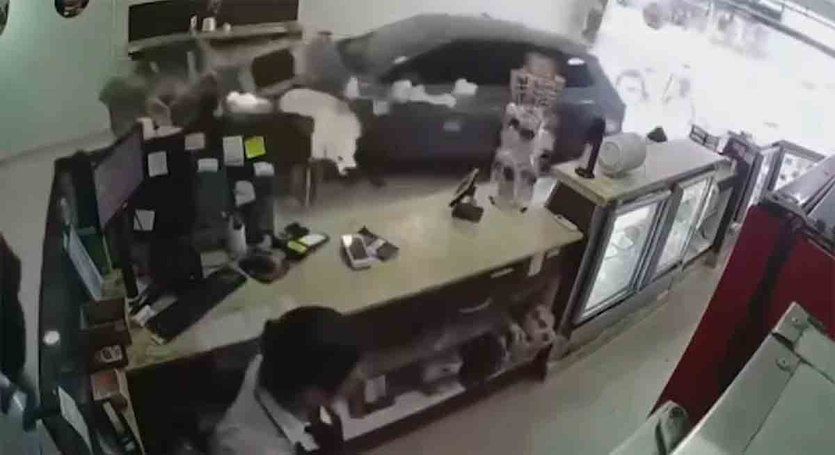 Video: Coche invade tienda de dulces y casi atropella a mujer con niño . Foto y Video: Reproducción de Twitter