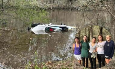Estudantes da Universidade da Geórgia viram heroínas ao resgatarem família com carro submerso