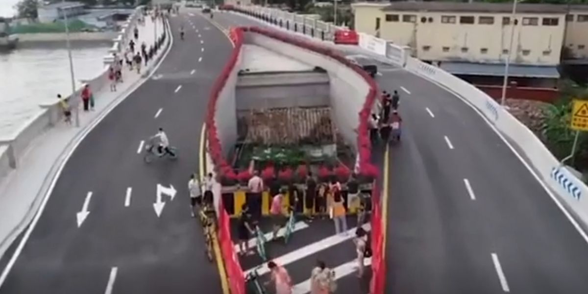 Une ville chinoise construit une autoroute autour d'une maison après le refus de la propriétaire de déménager