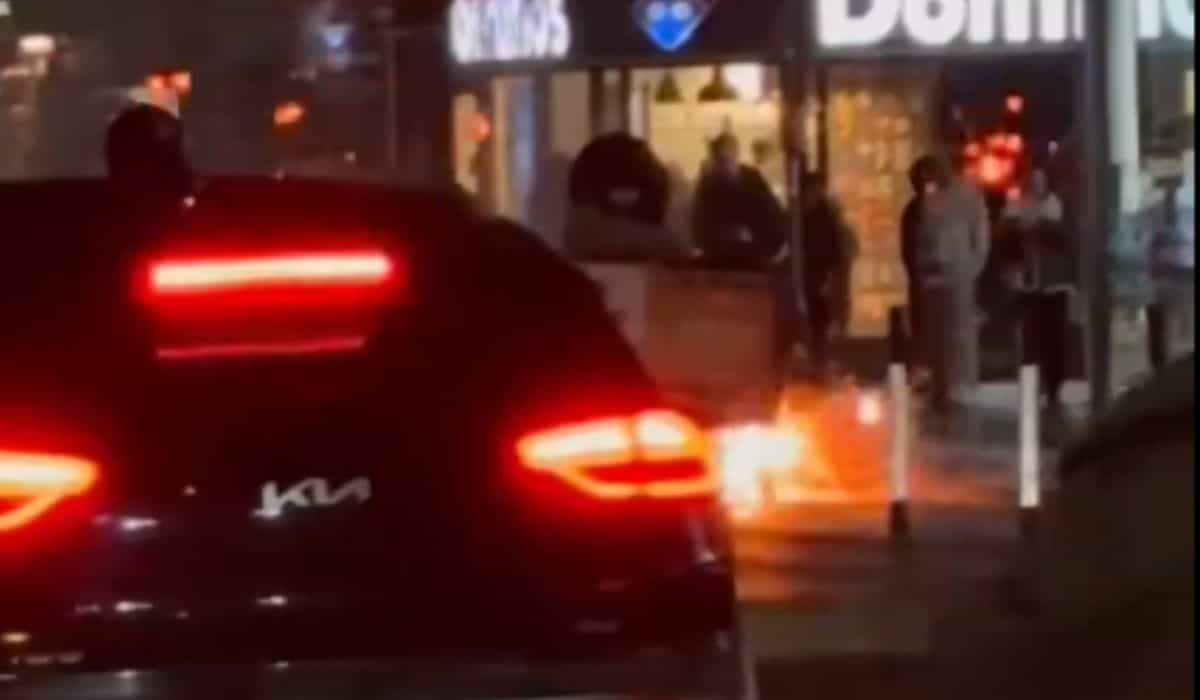 Bicicletta elettrica prende fuoco in una strada trafficata di Londra e espone i pericoli di questi veicoli convertiti