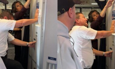Vídeo tenso: homem é libertado depois de passar 35 minutos preso no banheiro de avião