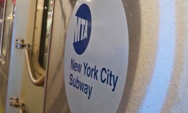 Menino de 10 anos é pego fazendo desafio perigoso no metrô de Nova Iorque