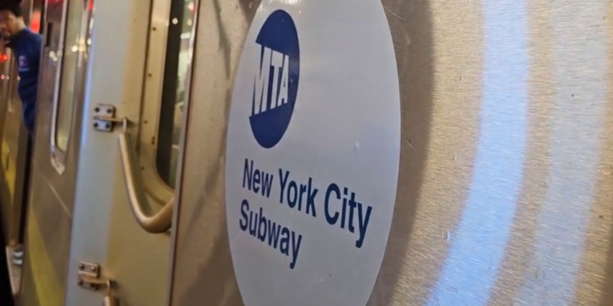 Un garçon de 10 ans est pris en flagrant délit lors d'un défi dangereux sur le métro de New York