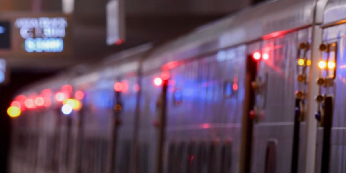 Passagier gedood nadat hij op de sporen van de metro van New York werd geduwd