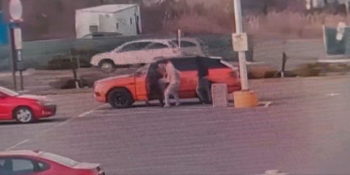 Motorista de Bentley enfrenta três ladrões tentando roubar seu carro em Nova Jersey