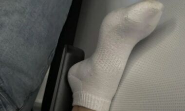 Passageiro usa apoio de braço para colocar o pé e recebe críticas da internet