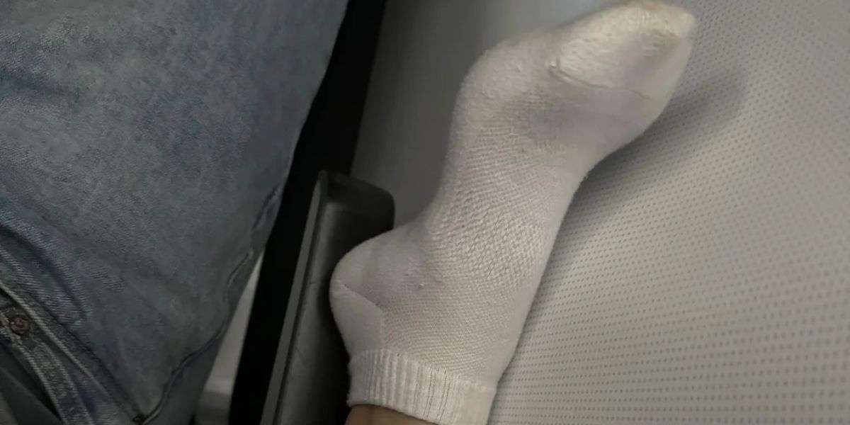 Passenger uses armrest to put their foot up and receives criticism from the internet