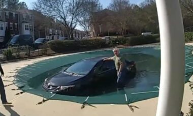 Vídeo bizarro: polícia resgata motorista que mergulhou em piscina com seu carro