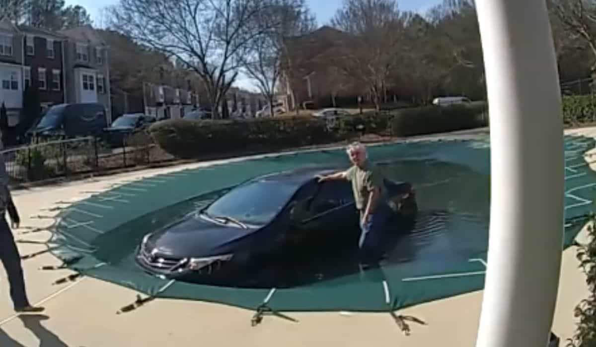 Bizarre video: politie redt bestuurder die met zijn auto in een zwembad dook