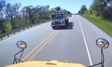 Ônibus escolar colide com caminhão de cimento e capota nos EUA