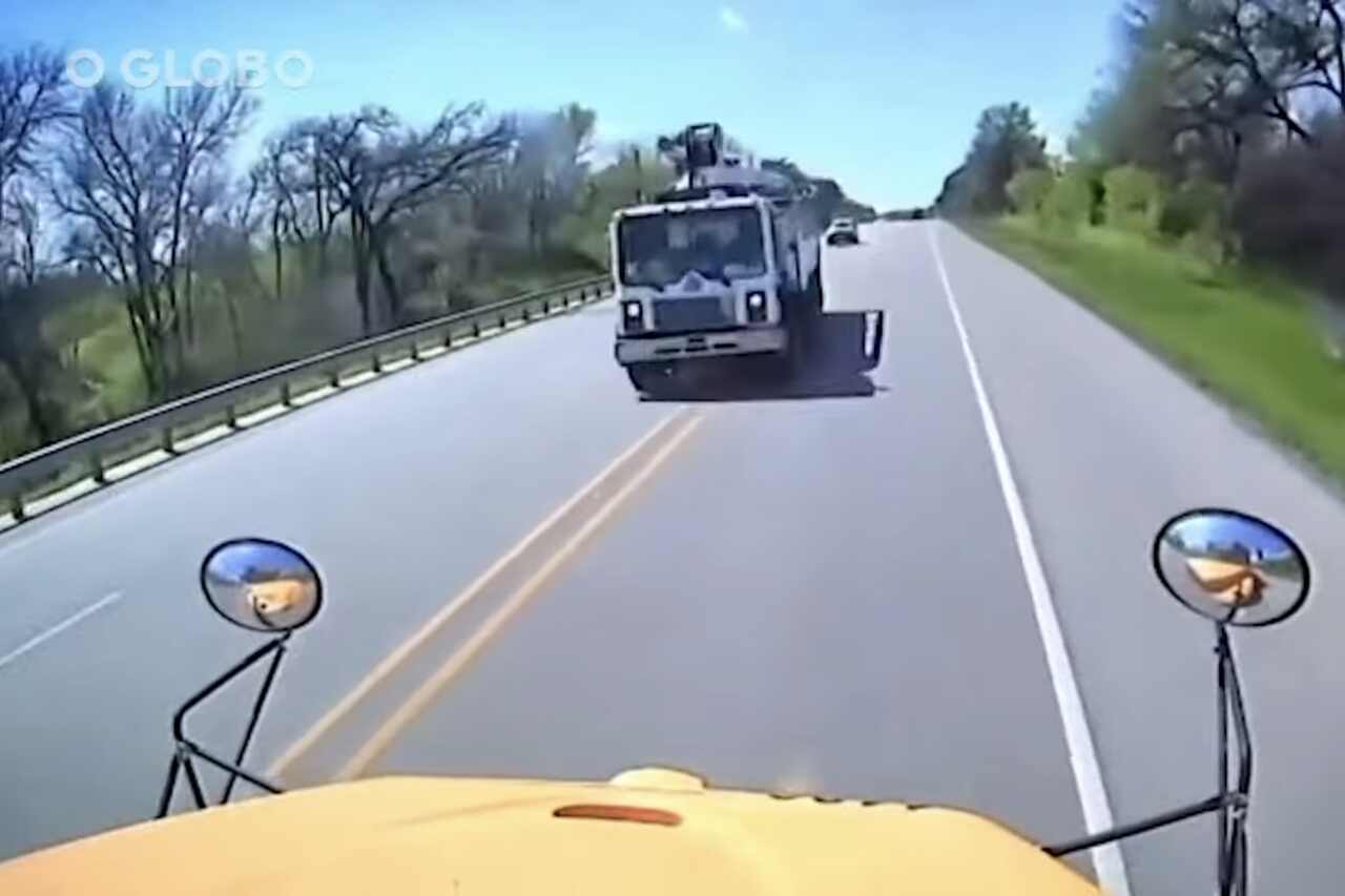Een schoolbus botst op een cementwagen en kantelt in de Verenigde Staten