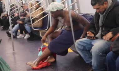 Brincalhão do TikTok compartilha vídeo tomando banho no metrô de Nova York e causa alvoroço