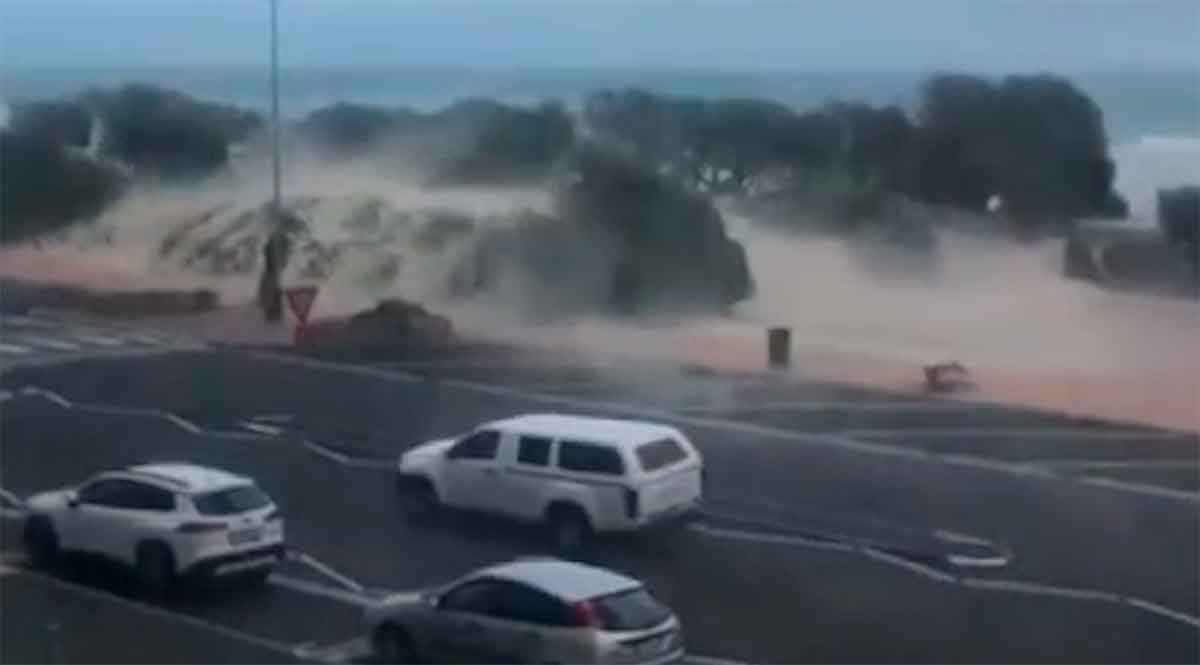 Vídeo: Tempestade arrasta carros e destrói casas na Cidade do Cabo, na África do Sul. Foto e vídeo: Telegram t.me/Disaster_News