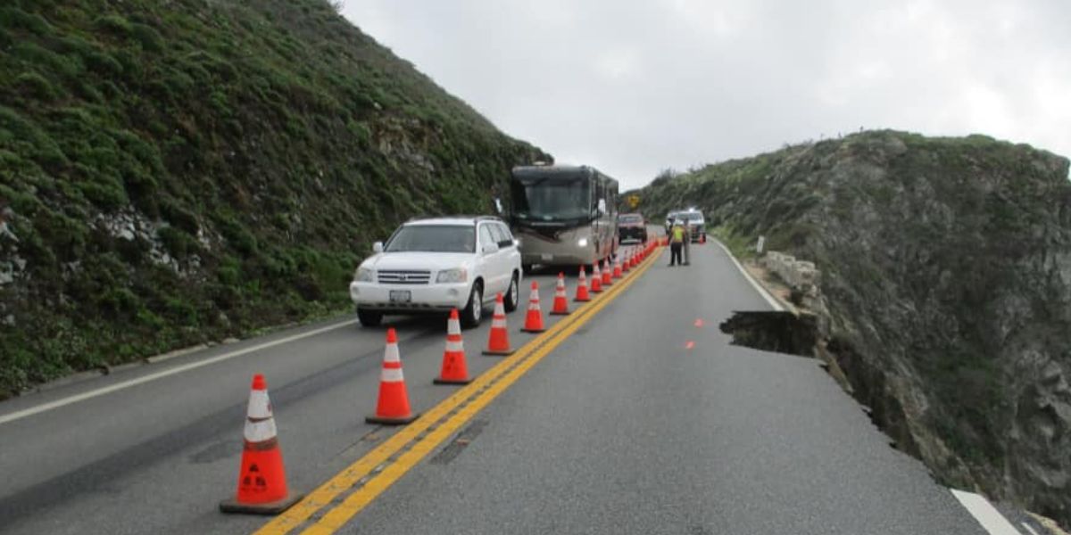 Una parte della strada costiera di Big Sur, in California, è crollata in mare dopo una frana. Foto: Riproduzione Facebook Caltrans Central Coast (District 5)