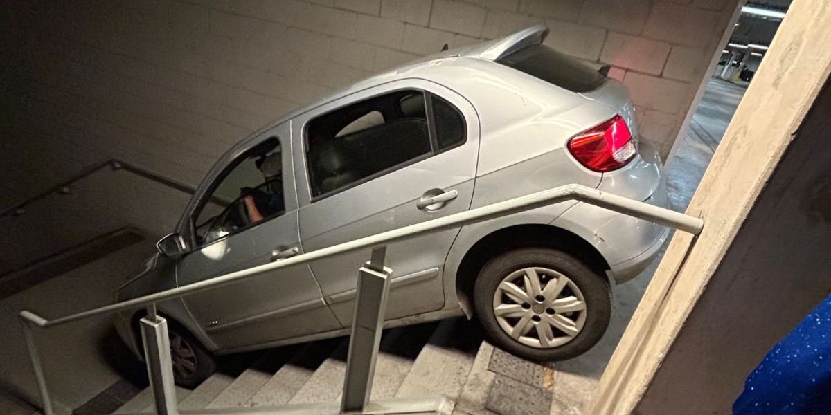 Torcedor desce escada com seu carro ao tentar sair de estacionamento de estádio de futebol