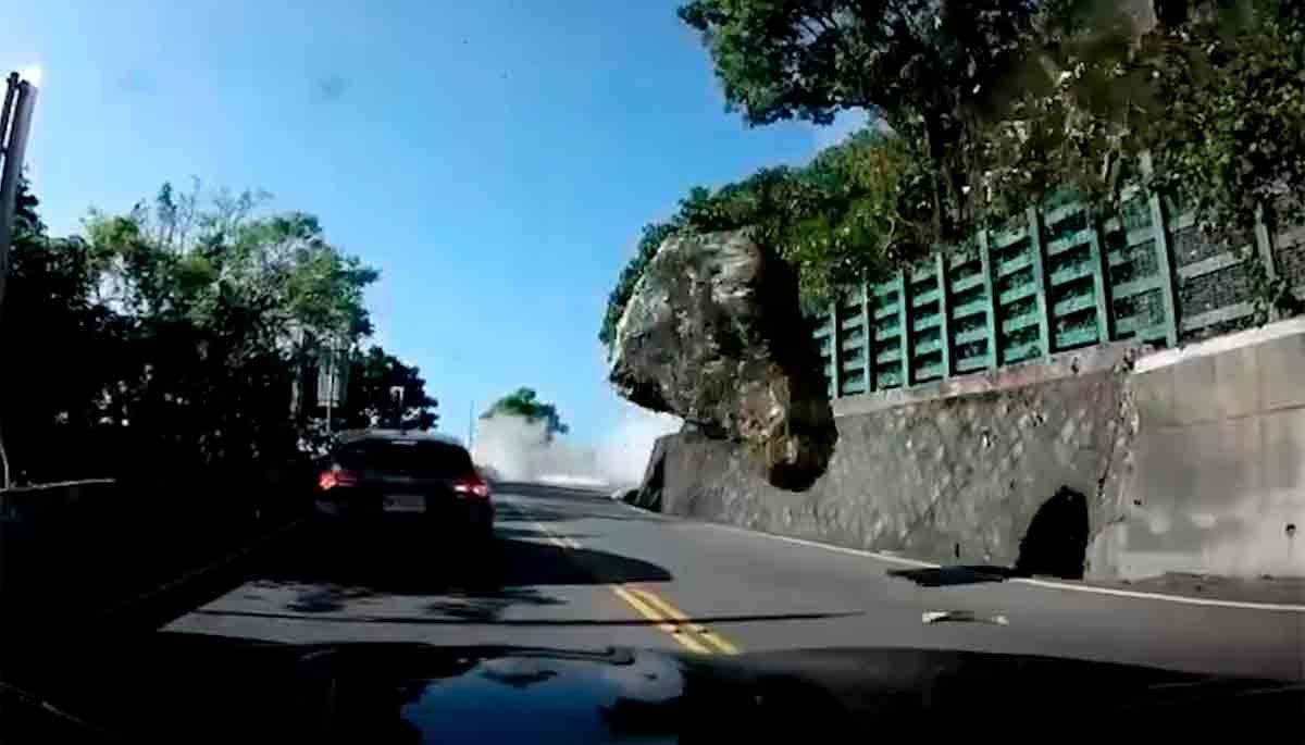 Video toont angstaanjagend moment van auto's die vluchten voor rotsverschuiving tijdens aardbeving in Taiwan