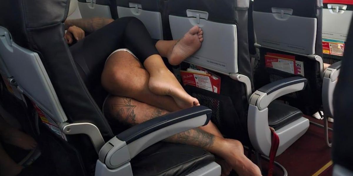 Casal deixa passageiros chocados ao ficarem de conchinha em poltrona de avião