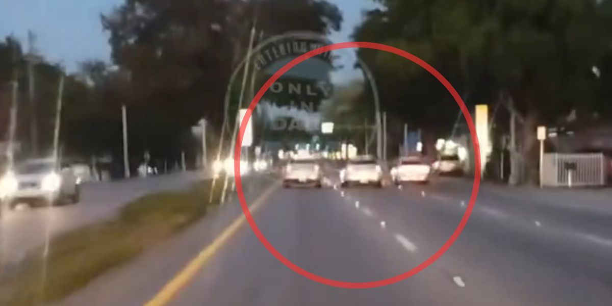 Intensives Video: Polizeiautos beschleunigen und scheinen auf einer Straße in Miami zu rennen