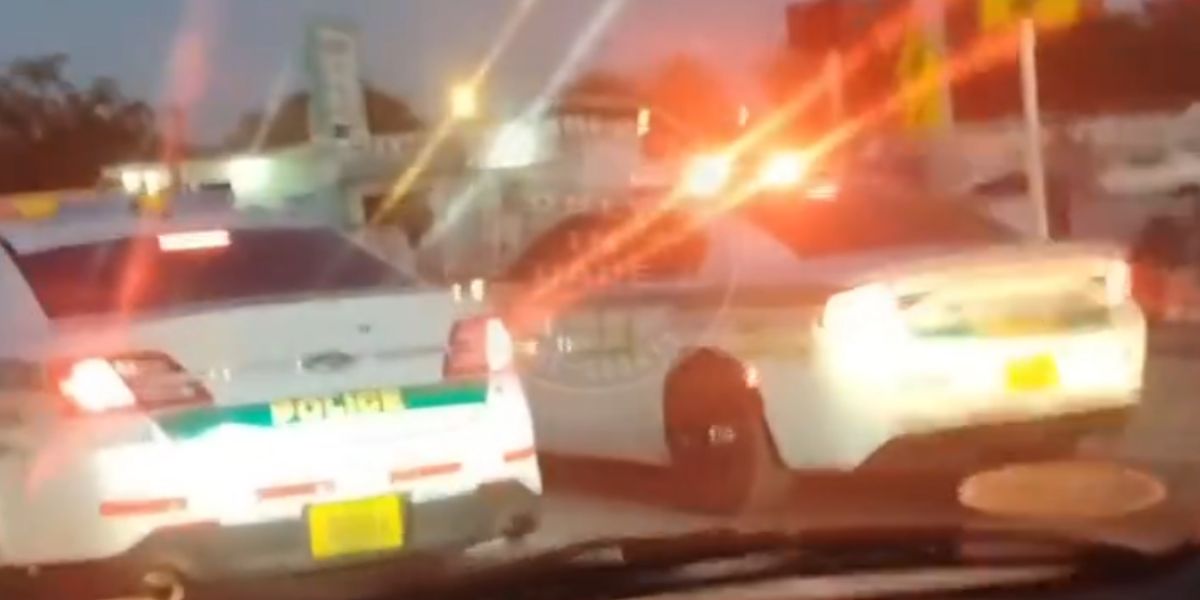 Intensivt videoklipp: polisbilar accelererar och verkar tävla på en gata i Miami