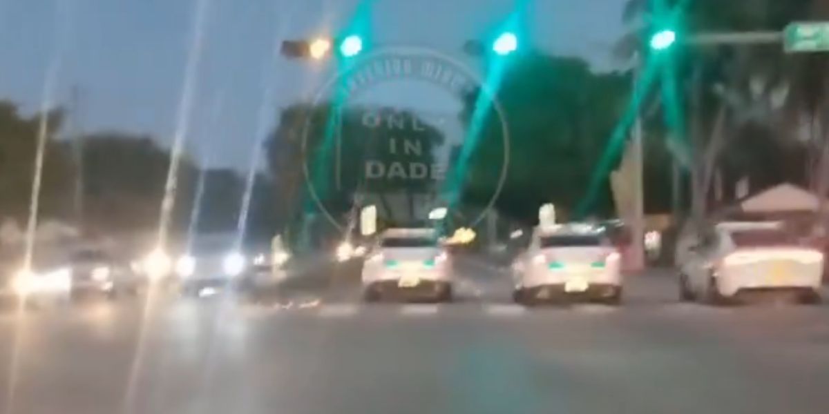 Intensivt videoklipp: polisbilar accelererar och verkar tävla på en gata i Miami
