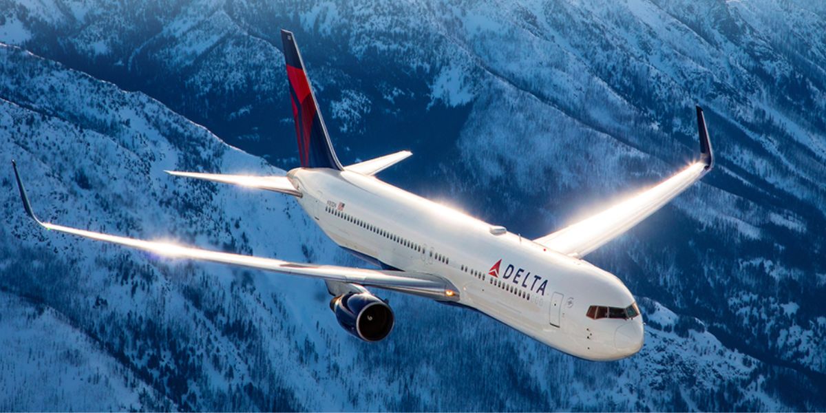 Idosa cobre a TV de um passageiro do voo da Delta Air Lines e revolta internautas