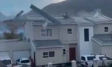 Vídeo: Tempestade arrasta carros e destrói casas na Cidade do Cabo, na África do Sul. Foto e vídeo: Telegram t.me/Disaster_News