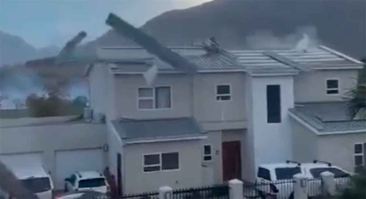 Video: Storm trækker biler med sig og ødelægger huse i Cape Town, Sydafrika. Foto og video: Telegram t.me/Disaster_News