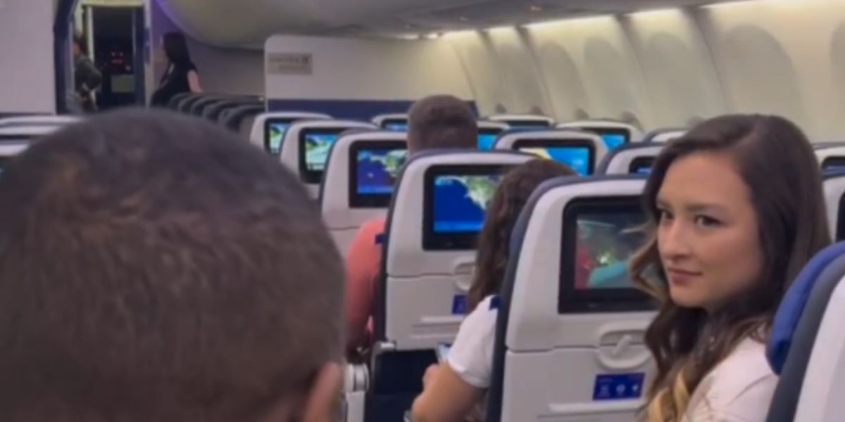 Hôtesse de bord montre une astuce pour que les familles puissent s'asseoir ensemble dans l'avion