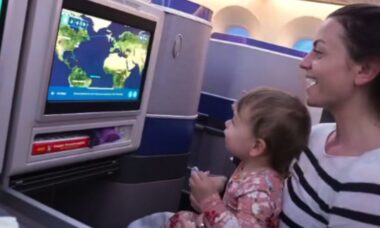 Comissária de bordo mostra truque para famílias possam sentar juntos no avião
