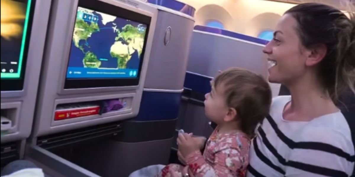 Stewardessa pokazuje sztuczkę, dzięki której rodziny mogą siedzieć razem w samolocie
