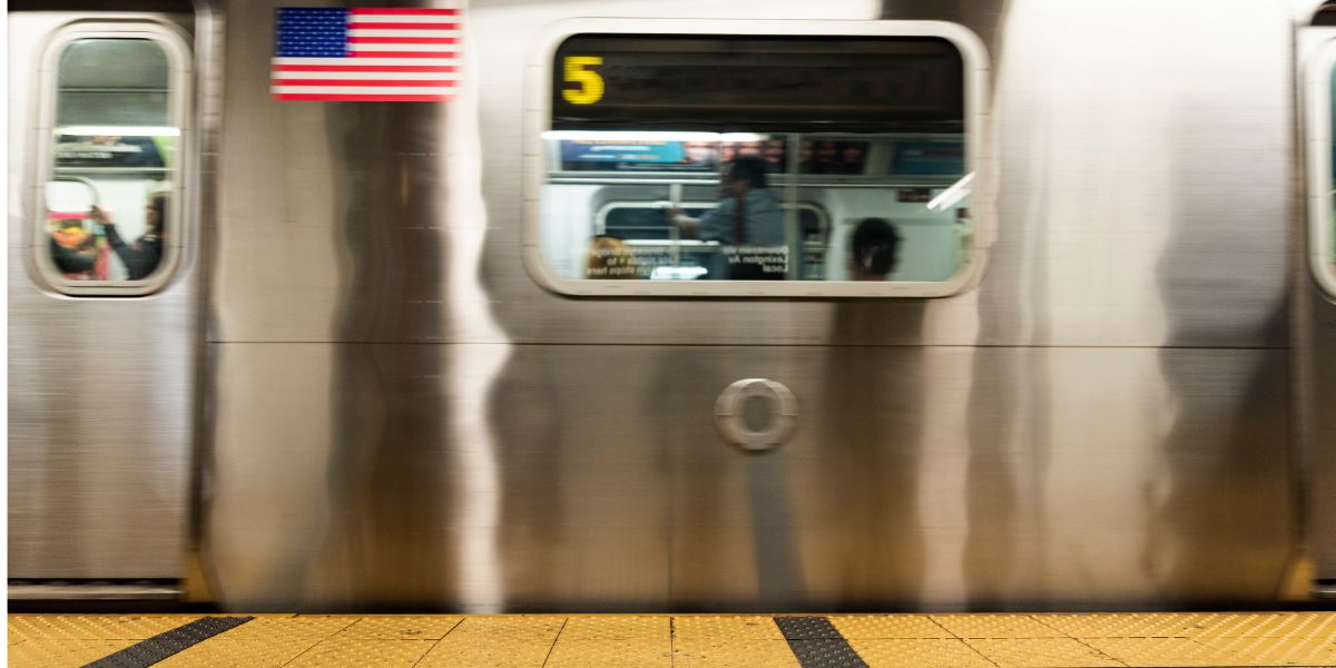 Suspect agresse un homme lors d'une bagarre dans le métro de la ville de New York