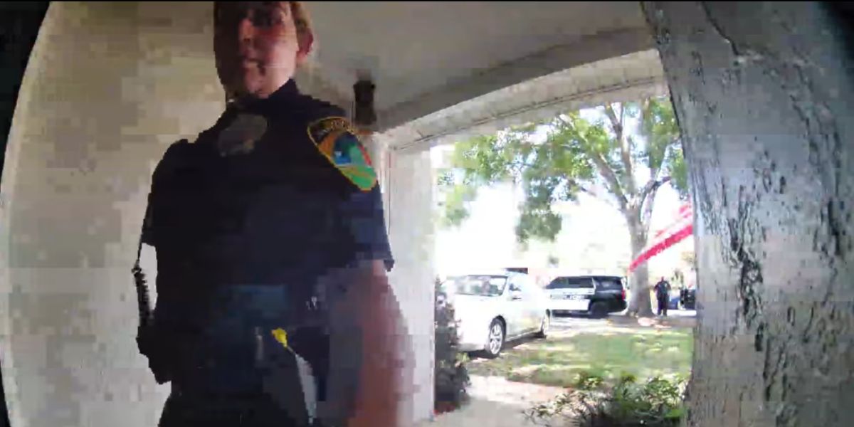 Wideo: Policjanci z Florydy dostarczają zakupy mieszkańcowi po aresztowaniu dostawcy