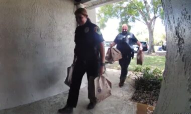Vídeo: Policiais da Flórida entregam compras a morador depois de prender entregador
