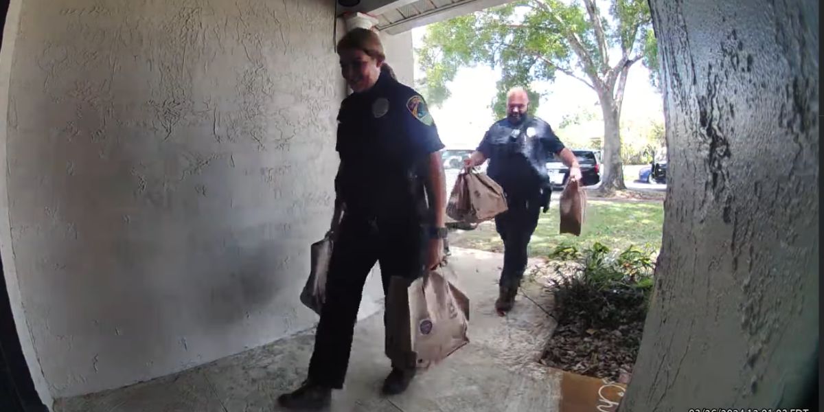 Vidéo : Des policiers de Floride livrent des courses à un résident après avoir arrêté le livreur