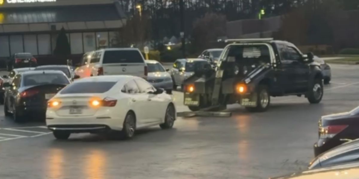 Mujer huye de una grúa en un estacionamiento en un video insólito
