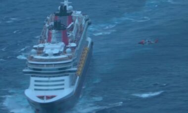 Guarda Costeira resgata mulher grávida em cruzeiro da Disney em vídeo tenso