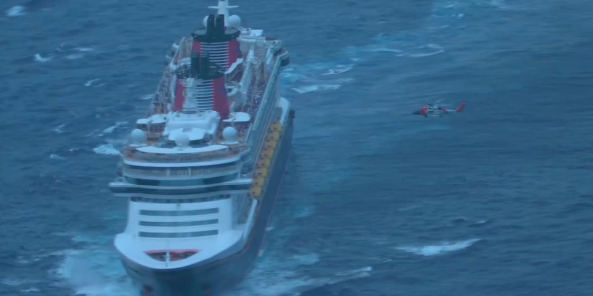 Kustwacht redt zwangere vrouw aan boord van Disney-cruise in gespannen video
