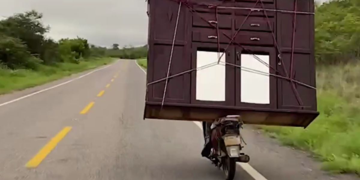 Motorradfahrer transportiert ungewöhnliche Gegenstände und virale Videos beeindrucken sogar Will Smith