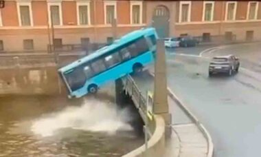Vídeo: Ônibus com mais de 20 passageiros despenca em rio em São Petersburgo. Foto: Telegram / rtnews