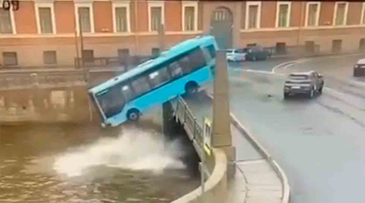 Vídeo: Ônibus com mais de 20 passageiros despenca em rio em São Petersburgo. Foto: Telegram / rtnews