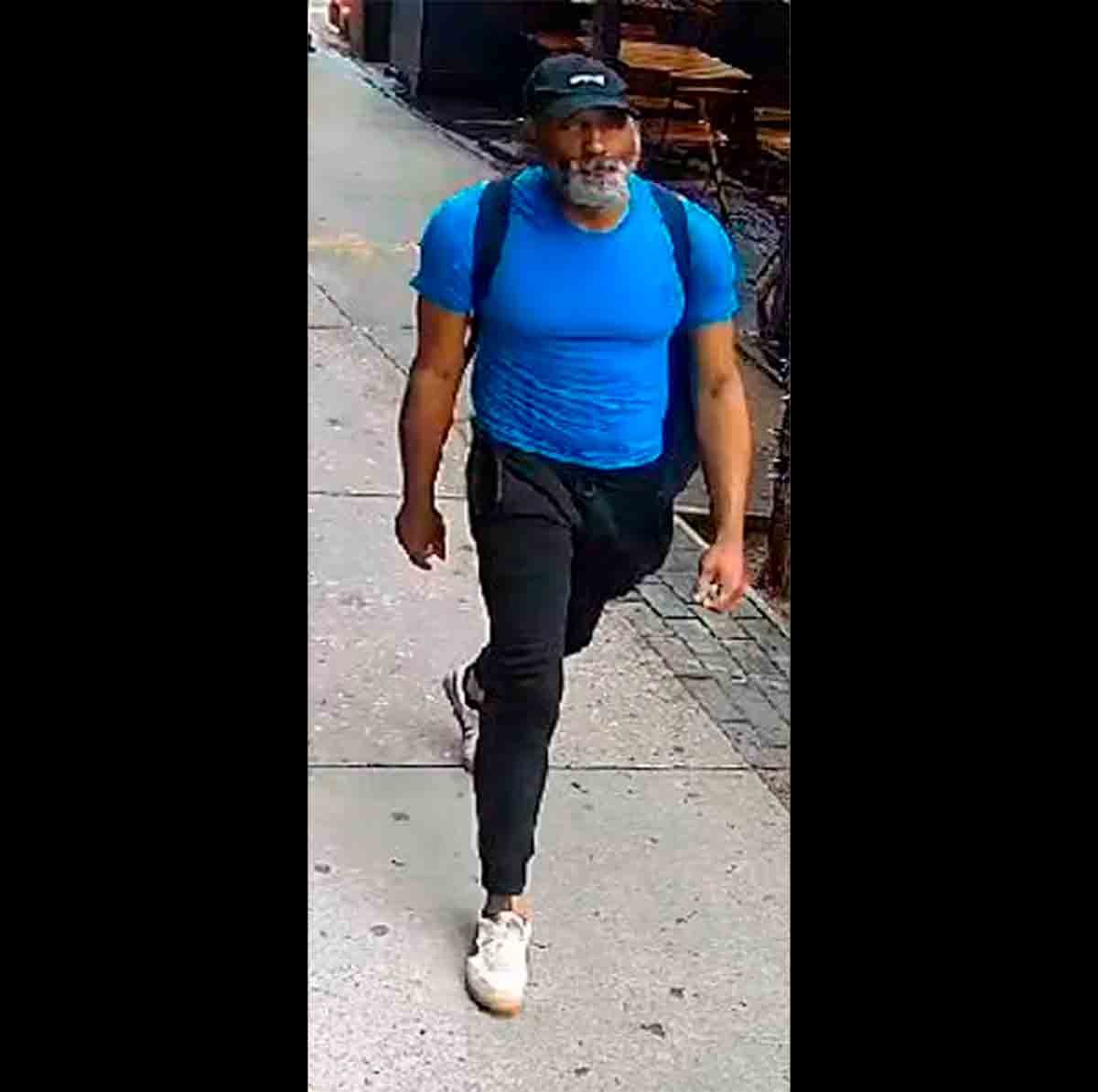 En mann etterlyst for å ha angrepet Steve Buscemi er sett på et overvåkingsbilde publisert av New York-politiet.