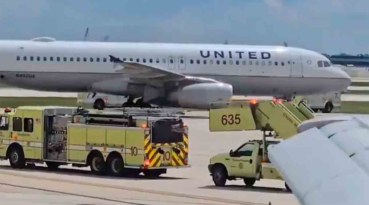 Video: Lentokoneen moottori syttyi tuleen Chicagon lentokentällä. Kuva ja video: Twitterin uudelleentwiittaus @JacdecNew / fl360aero 